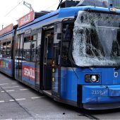 Tram kollidiert mit Reisebus