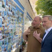 Lindner schaut in die Augen der Gefallenen