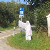 Frau in Weiß im Ebersberger Forst