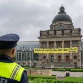 Staatskanzlei: Greenpeace baut Windräder auf