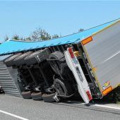 Laster kippt am Inntaldreieck in Leitplanke