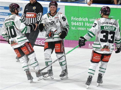 Die beiden Rosenheimer Torschützen in Jesenice Norman Hauner (links) und Tyler McNeely jubeln mit Verteidiger Hagen Kaisler. Foto Roland Rappel