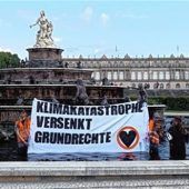 Aktivisten färben Brunnen auf Herrenchiemsee