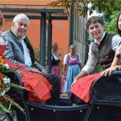 Neue Festwirtsfamilie in der Flötzinger-Festkutsche