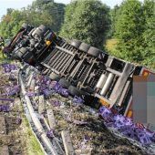 Lkw kippt um: Mineralwasserflaschen auf der Inntalautobahn