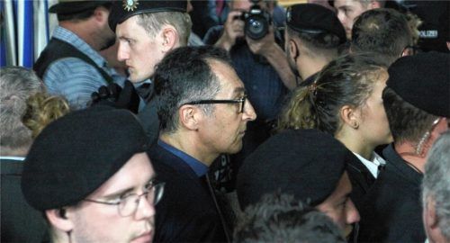 Abgeschirmt von Polizeibeamten betrat Bundeslandwirtschaftsminister Cem Özdemir das Festzelt. Fotos Zandl