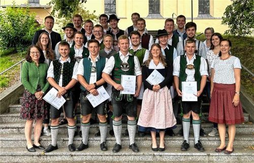 Absolventen des zweiten Semesters der Landwirtschaftsschule Rosenheim mit Lehrkräften und Schulleiterin Anna Bruckmeier (links). Foto re
