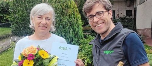 Als 2000. Mitglied ist Dr. Ursula Schörner-Grätz bei der EGIS eG herzlich willkommen. Vorstandsvorsitzender Pascal Lang (rechts) gratulierte der Mühldorferin und überreichte die Mitgliederurkunde. Die Gewinnerin ist von der Arbeit der EGIS eG so begeistert, dass sie weitere Anteile gezeichnet hat.