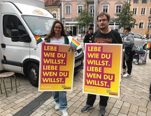 Als Reaktion auf Stiglohers Aussagen versammelten sich vergangene Woche zahlreiche Menschen vor dem Aiblinger Rathaus,um ein Zeichen gegen Hetze und für Toleranz zu setzen. Foto Bettinger
