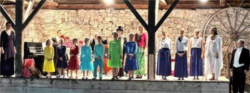 Am Schluss sangen alle Mitwirkenden gemeinsam „Weißt du, wieviel Sternlein stehen“. Foto janka