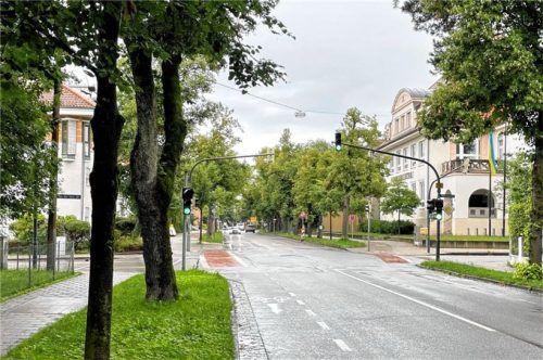 Anwohnern und Mitarbeitern der Prinzregentenschule zufolge halten sich nur wenige an das Tempo 30, das vor der Schule gilt.