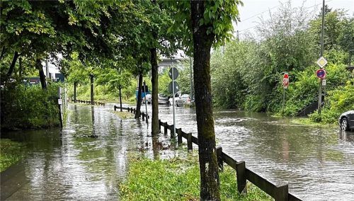 Auch die Happinger-Au-Straße in Rosenheim stand nach dem Unwetter komplett unter Wasser. Foto is