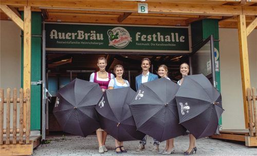 Auerbräu-Marketingleiter Michael Hinterseer (Mitte) hatte eine kleine Aufmerksamkeit für die Finalistinnen dabei: Regenschirme, um auch bei schlechtem Wetter trockenen Fußes über die Wiesn zu kommen. Fotos mda