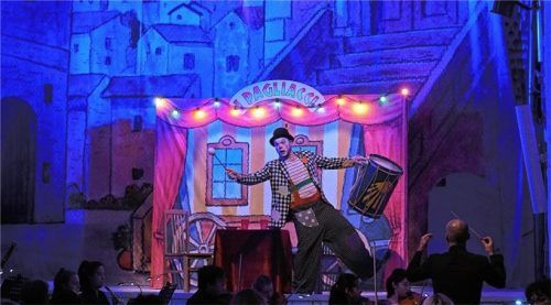 Auf der großen Bühne, gestaltet von Hedrik Müller, stellt Tonio eine weitere Bühne auf. Foto  Schloss Amerang