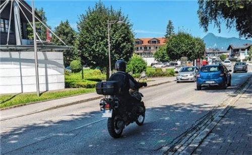 Auf der Kufsteiner Straße in Kiefersfelden ist es zu einem tödlichen Verkehrsunfall gekommen. Foto Hoffmann