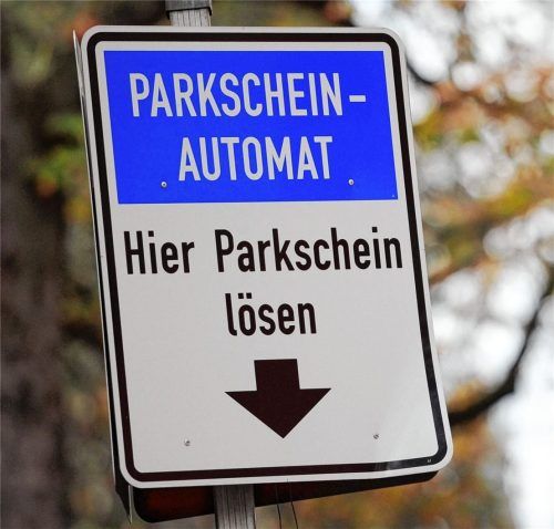 Auf der Loretowiese in Rosenheim sollen ab 2024 Parkgebühren anfallen. Doch noch regt sich Widerstand. Foto dpa