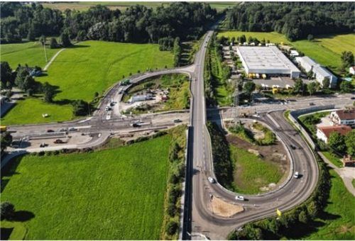 Auf diesem Luftbild sieht man den Knotenpunkt von Staatsstraße und Westtangente an Postverteilerzentrum (rechts oben) und Erlebnisbauernhof (rechts), an dem im Moment die letzten Arbeiten stattfinden. Foto Zosseder