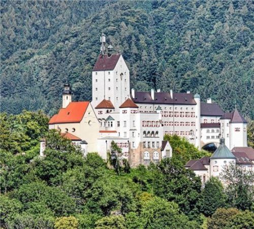 Auf einem Felskegel thront das Schloss Hohenaschau und ist weithin sichtbar. Foto  rEITER
