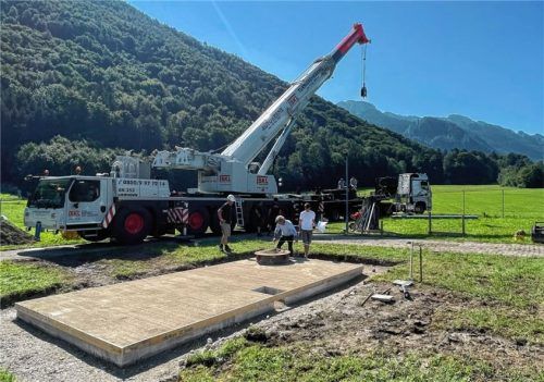 Auf Hochtouren laufen die Arbeiten zur Fertigstellung des Brunnens. Nachdem das Fundament betoniert wurde, hob ein Autokran die Brunnenstubenelemente ein. Fotos Rehberg