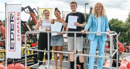 Ausbildungsleitung Angi Eder (rechts) und Maria Obermaier von der Personalabteilung (links) gratulierten Elis Tuncali und Alexander Dotzauer. Den übernommenen Mitarbeitern werden gleich weitere Angebote im Bereich der Weiterbildung angeboten.