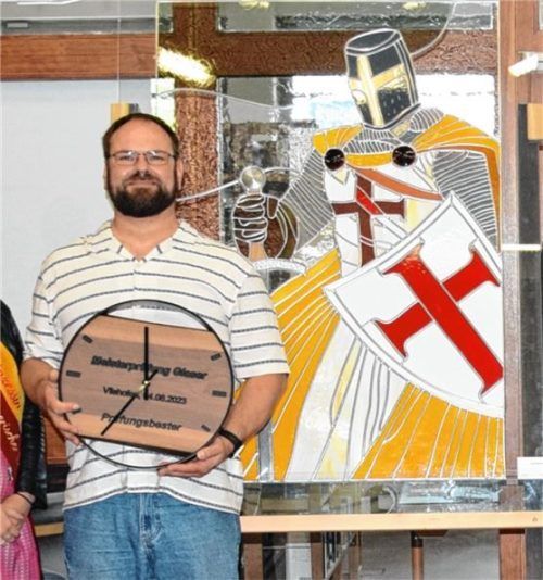 Bayerns bester Glasermeister im Kursjahr 2023: Michael Spahrkäs aus Rosenheim mit seiner Kunstverglasung „mittelalterlicher Kreuzritter“, in dem ein Schwert – ein Erbstück der Oma – eingearbeitet ist. Foto re