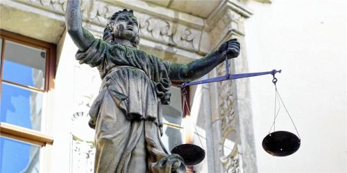 Bei dem Angeklagten fand die Polizei nicht nur Drogen, sondern auch Videos mit übelster Kinderpornografie. Das Gericht verurteilte den Mann zu dreieinhalb Jahren Haft. Foto dpa