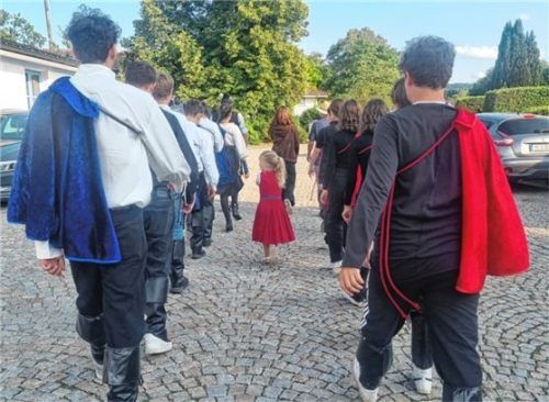 Bei den Probearbeiten: Königin Louise (gespielt von der fünfjährigen Maria) schreitet durch das Spalier von Musketieren und der Roten Garde.Foto Theaterverein