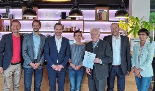 Bei der Ehrung eines „Urgesteins“: (von links) Der stellvertretende Ortsvorsitzende und Stadtrat Florian Ludwig, Oberbürgermeister Andreas März, Kreisvorsitzender und Zweiter Bürgermeister Daniel Artmann, die stellvertretende Ortsvorsitzende Andrea Michael, Jubilar Adolf Dinglreiter, Ortsvorsitzender und Stadtrat Dr. Wolfgang Bergmüller sowie die stellvertretende Ortsvorsitzende und Stadträtin Maria Bichler.Foto re