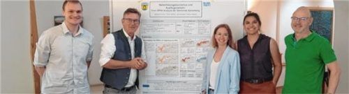Bei der Präsentation in Weyarn: (von links) Timon Adams, Bürgermeister Georg Huber, Julia Baldauf sowie Liane Raths und Marco Hölzel. Foto re