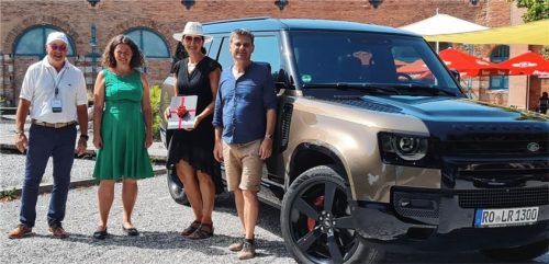 Bei der Preisübergabe vor dem Lokschuppen freuten sich (von links) Gerd Nicol von Premium Cars, die Leiterin des Ausstellungszentrums Lokschuppen Jennifer Morscheiser, die Gewinnerin Michaela Raß und OVB-Redakteur Klaus Kuhn gleichermaßen.Foto re