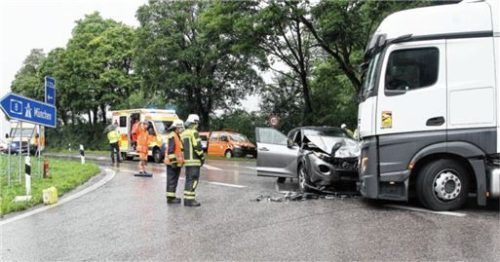 Beide Fahrzeuge mussten nach dem Unfall abgeschleppt werden. Foto Reisner