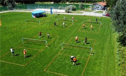 Beim Badminton-Turnier am Weiher kämpften die Spieler um jedes Schleiferl.Foto re