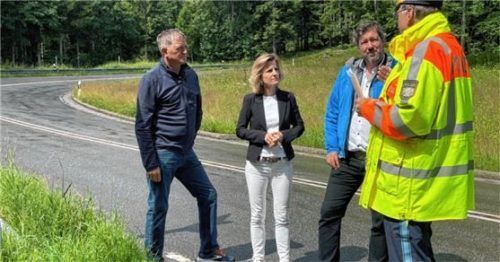 Beim Ortstermin am Sudelfeld: (von links) Anlieger Hubert Wildgruber, Bundestagsabgeordnete Daniela Ludwig, Oberaudorfs Bürgermeister Matthias Bernhardt und Peter Böttinger von der Verkehrspolizeiinspektion Rosenheim besprechen auch die Gefahr illegaler Rennen.Foto re