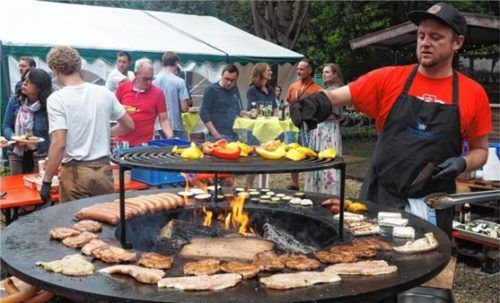 Beim Sommerfest des Tennisclubs Kolbermoor versorgte die Herrenmannschaft die Gäste mit Gegrilltem.Foto Mayer
