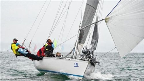 Bernt und Lilly Spengler siegten beim fünften Lauf der Chiemseemeisterschaft. Foto Niessen