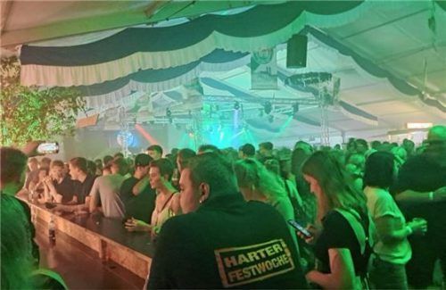 Beste Stimmung herrschte an der gut besuchten Bar am Auftaktabend.Foto emk