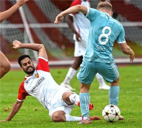 Böses Foul von Unterföhrings Verteidiger, der mit getrecktem Bein eine Verletzung von Rosenheims Lucas Gratt in Kauf nimmt. Foto Hans-Jürgen Ziegler