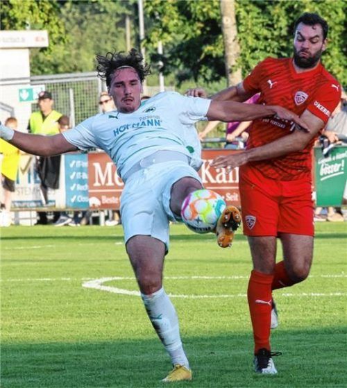 Buchbachs Philipp Walter (rechts) im Zweikampf mit Ricky Bornschein. Foto Michael Buchholz
