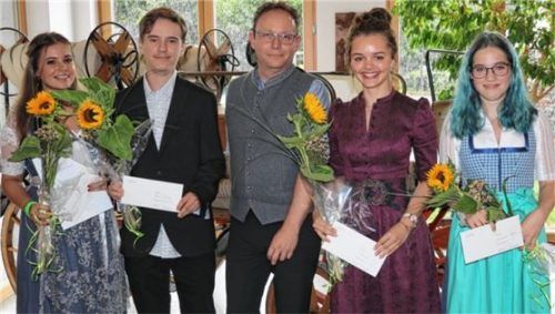 Bürgermeister Daniel Mair (Mitte) und die Frasdorfer Einserschüler: (von links) Julia Kaiser, Elias Rüthel, Magdalena Pichl und Katharina Pertl.Foto Rehberg