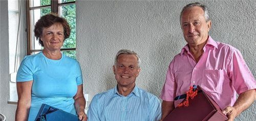 Bürgermeister Hajo Gruber (Mitte) dankte im Namen der Gemeinde den beiden Initiatoren des Kieferer Bündnisses für Familie, Helga und Roland Schmidt und übergab ein kleines Präsent.Foto Hoffmann