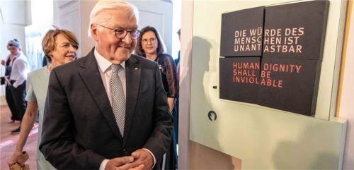 Bundespräsident Frank-Walter Steinmeier schaut sich zum 75. Jahrestag des Verfassungskonvents Herrenchiemsee die Ausstellung „Der Wille zu Freiheit und Demokratie. Der Verfassungskonvent von Herrenchiemsee 1948“ im Alten Schloss an. Im Hintergrund sind seine Frau Elke Büdenbender (links) und Ilse Aigner, Bayerische Landtagspräsidentin. Foto dpa