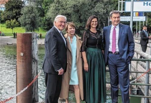 Bundespräsident Frank-Walter Steinmeier mit Ehefrau Elke, Landtagspräsidentin Ilse Aigner und Ministerpräsident Markus Söder bei ihrer Ankunft auf der Herreninsel.