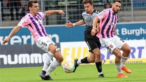 Burghausens Edin Hyseni, hier im Duell mit Ben Müller und Timo Pitter (rechts), sah im ersten Abschnitt wenig Land.Foto Michael Biuchholz