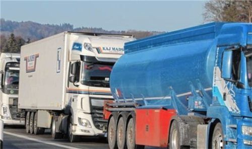 Abgeplatzte Steine sind das Resultat von Lkw.