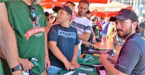 C.J. Stretch bei der Autogrammstunde am Rande der Starbulls-Teampräsentation beim OBI-Inntalstern.Foto Ruprecht