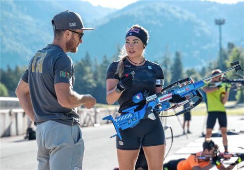 Coach Andrea Zattoni und Dorothea Wierer beim Sommertraining in der Ruhpoldinger Chiemgau Arena.Foto Ernst Wukits