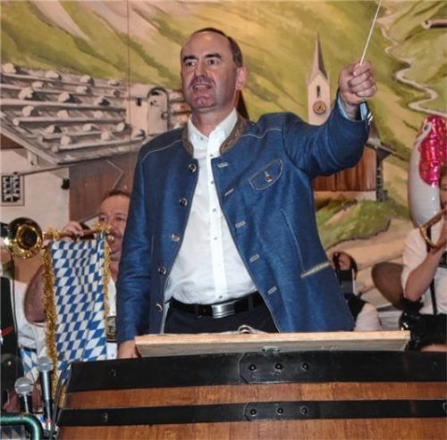 Damals noch in Festlaune: Unser Archiv-Foto zeigt Hubert Aiwanger 2022 beim Herbstfest-Dirigieren im Flötzinger-Zelt. Foto Franz Ruprecht