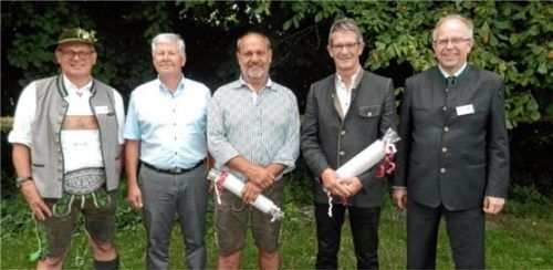 Dank für treue Mitarbeit: Im Beisein von Bernhard Daxenberger (links) überreichte (von rechts) Obermeister Josef Schneider Urkunden an Martin Huber sowie Josef Scheitzeneder, hier abgebildet mit seinem Arbeitgeber Anton Manhart.