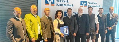 Das Agrarteam der Volksbanken Raiffeisenbanken Rosenheim (von links) Peter Mitterer, Alois Losbichler und Martin Limmer mit Bayerns Landwirtschaftsministerin Michaela Kaniber, dem Vorsitzenden der meine Volksbank Raiffeisenbank Roland Seidl und dem Agrarteamleiter Sebastian Friesinger sowie Johannes Viehhauser, Dominik Ralser und Daniel Sauer.Foto Hötzelsperger