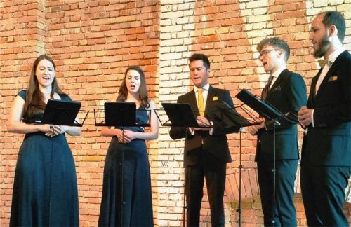 Das Calmus-Ensemble mit (von links) Elisabeth Mücksch, Sopran, Maria Kalmbach, Alt, Friedrich Bracks, Tenor, Jonathan Saretz, Bariton, und Michael Gernet, Bass, gastierte auf der Herreninsel. Foto Giesen